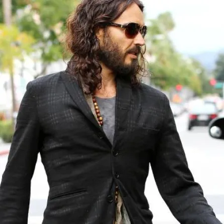 راسل براند مطالب بـ 185 ألف دولار