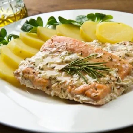 أعدّي السلمون والبطاطس بطريقة "السوتيه"