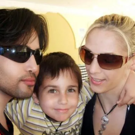 تومي عمران: طلقت زوجتي لأنّها مدمنة وأطالب بحضانة ابني