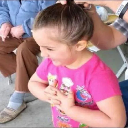 بالفيديو: أب يصفف شعر ابنته بطريقة ذكية وطريفة