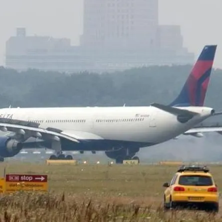 مشاجرة بين زوجين تجبر طائرة على الهبوط اضطراريًّا