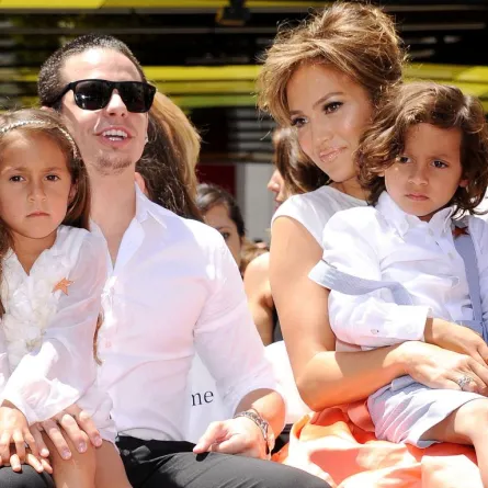  بالصور: نجمات أمهات أنجبن توائم 