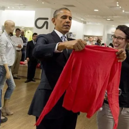 بالفيديو: أوباما يتسوّق لزوجته وبناته