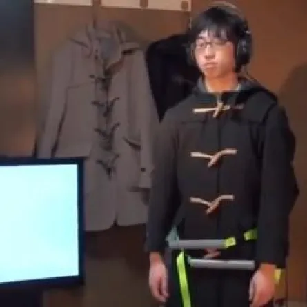 معطف مدعّم بآلة للعناق