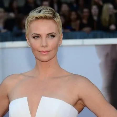 نصائح Charlize Theron للعناية بالشَّعر القصير