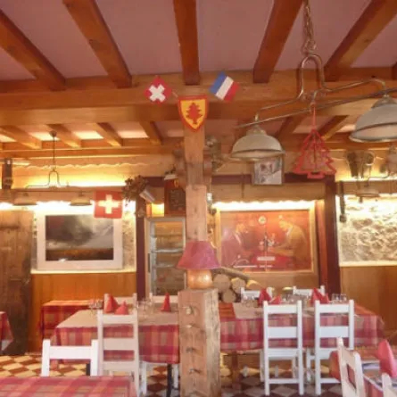 فندق تاريخي تدخل إليه من سويسرا وتخرج منه إلى فرنسا!