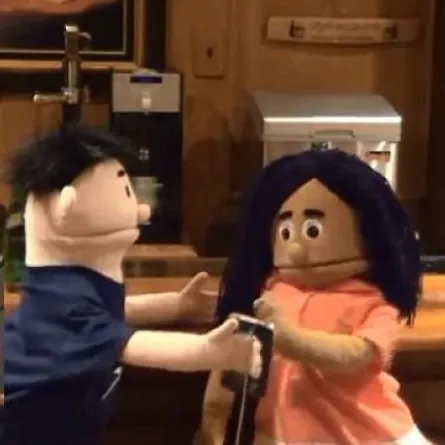 رجل يطلب الزواج من حبيبته عبر فيلم