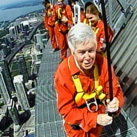 تحتفل بعيدها الـ 90 بالسيرعلى حافة أخطر أبراج العالم