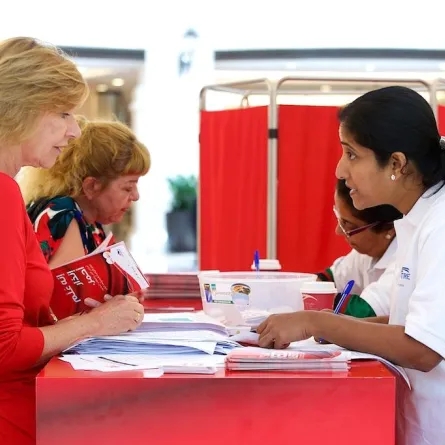 4500 امرأة في دبي يرتدين الأحمر دعماً للقلوب