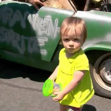 ابنة العام تشتري سيارة لوالدها