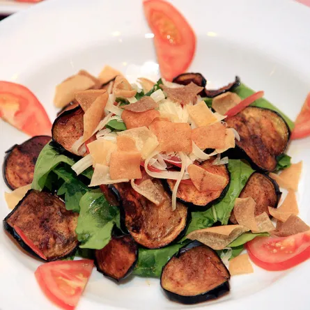 سلطة الباذنجان مع الجرجير