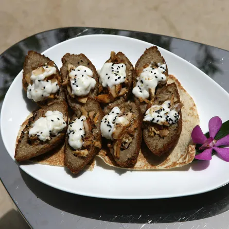 أقراص كبّة الدجاج المحشوّة بالشاورما