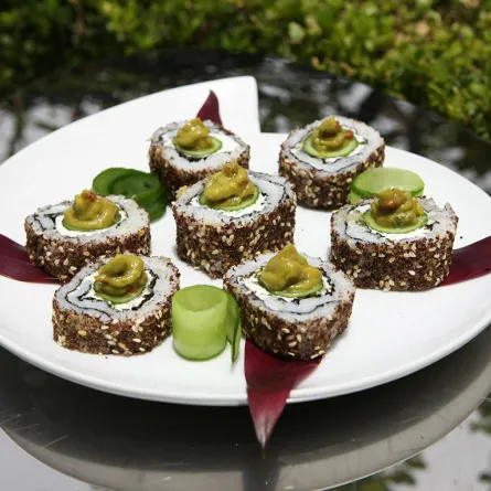 لفائف اللبنة والسمّاق على طريقة "الماكي رول"