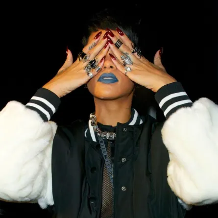 هل تتجرّئين على وضع أحمر شفاه أزرق كـ Rihanna!