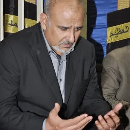 الحزن يملأ قلب جمال سليمان في عزاء والده