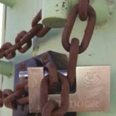 مجهولون يغلقون باب مدرسة بالسلاسل في تبوك