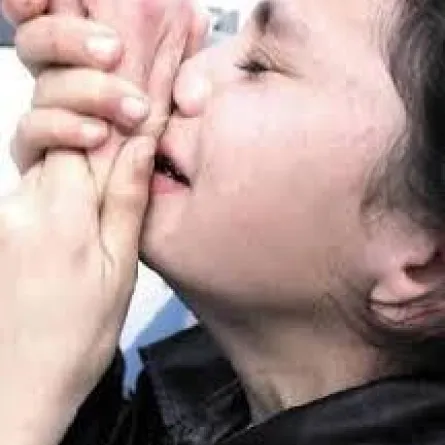 تعنيف طفلة من قبل والدها لأنَّها اتصلت بوالدتها!