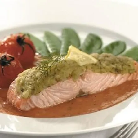 السلمون مع البندورة وصلصة الحبق