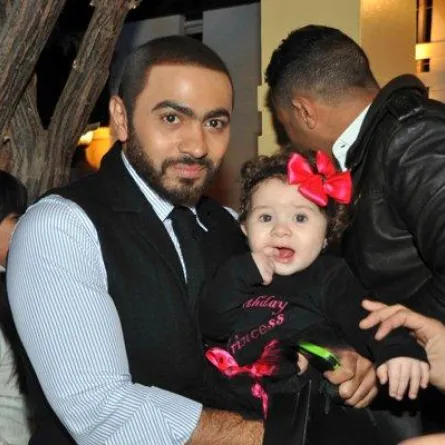 من هي الطفلة التي جمعت محمد حماقي وتامر حسني؟