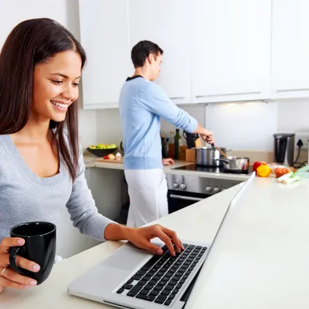 زوج المرأة العاملة هل هو سعيد؟