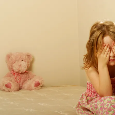 طفلة تعرضت للضرب لاتصالها بوالدتها!