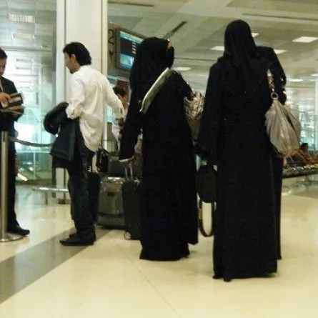 الجوازات السعودية.. إيقاف إبلاغ ولي الأمر بسفر المرأة