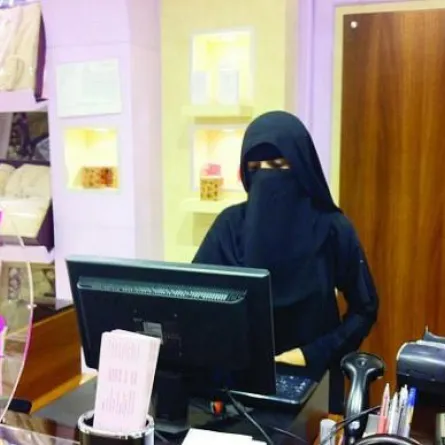 ضبط المخالفين لتأنيث المحلات النسائية السعودية قريباً