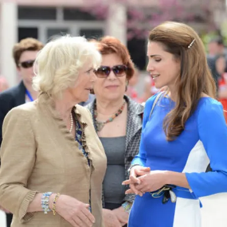 أناقة الملكة رانيا تطغى على أميرات إنجلترا