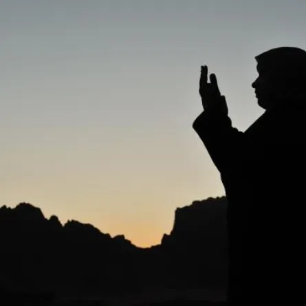 وفاة طالبة داخل مدرستها ووالدتها تسجد لله