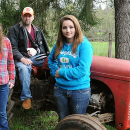 فتاتان ترفعان "حراثة" تزن أكثر من طن لإنقاذ والدهما