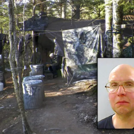 القبض على رجل عاش وحيداً في الغابة 27 عاماً