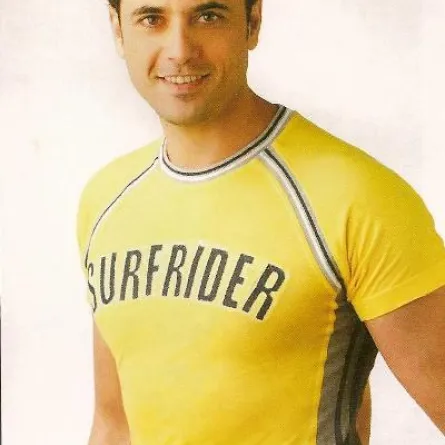 أحمد عز ينهي فترة حداده على والده