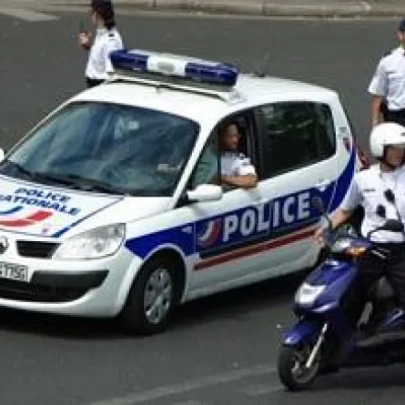 طفل في الخامسة يقود سيارة والده