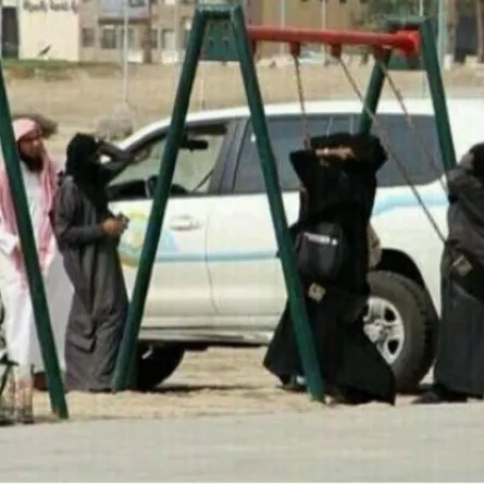 "الهيئة" تمنع النساء من ركوب المراجيح