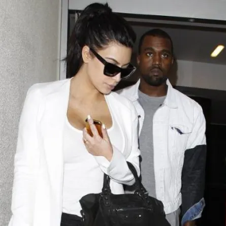 كيم كردشيان وكانيي ويست يُثيران بلبلة في المطار