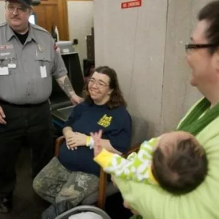 أمريكية تلد يوم اكتشاف حملها!