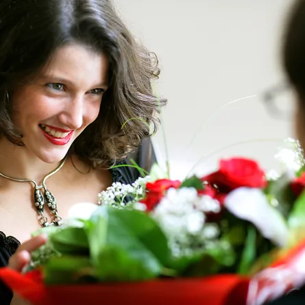 إتيكيت تقديم الباقة الحمراء