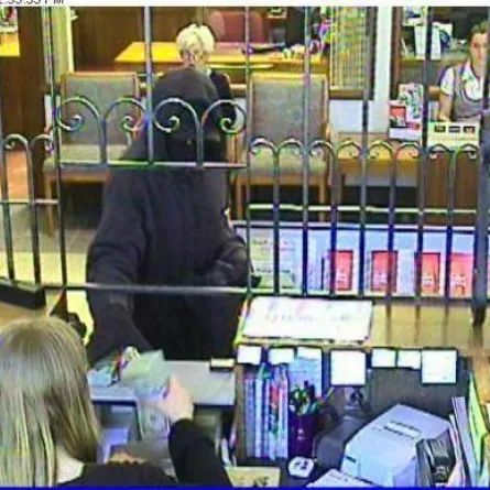 حاول أن يسطو على مصرف.. فانتهى الأمر بسكاكر