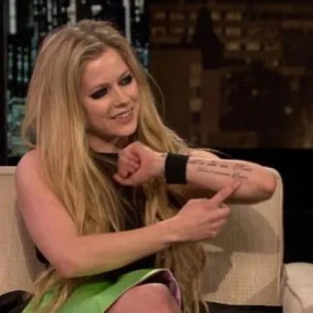 أفريل لافين تكشف عن وشم متطابق مع خطيبها