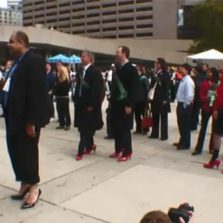 رجال ينتعلون أحذية نسائية