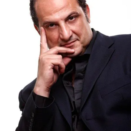 لماذا يجلس خالد الصاوي مع مرضى نفسيين؟