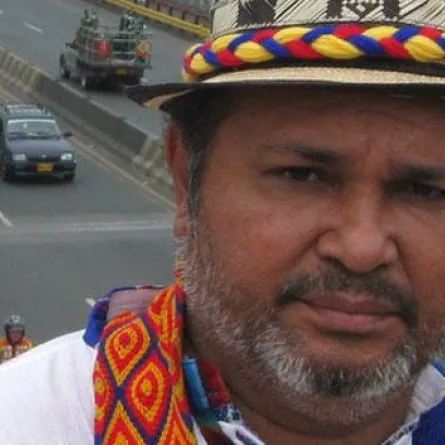 شاعر يعرض خصيتيه للبيع ليقدّم أعماله للعالم