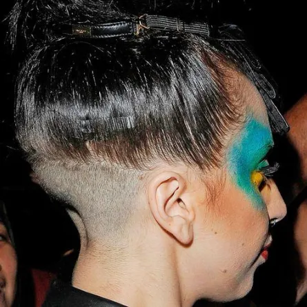 Lady Gaga بوجه قوس قزح وشعر محلوق من الخلف