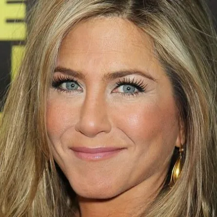 Jennifer Aniston  تغيّر خطّة سفرها بسبب Angelina 