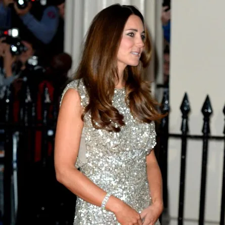 Kate Middleton متألِّقة بفستان فضيّ برَّاق