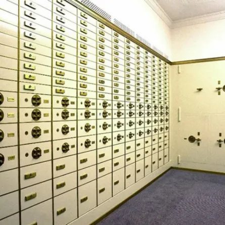 امرأة مسنة تُحتجز 23 ساعة في المصرف