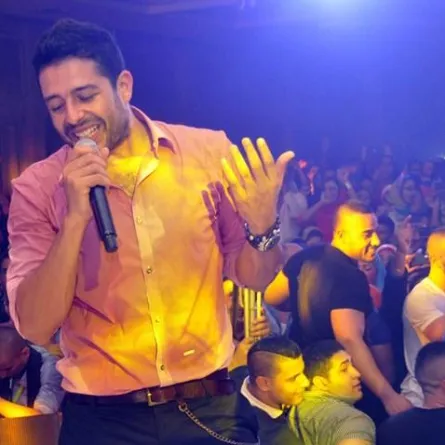 حماقي يُطلق شائعات انفصاله عن زوجته بنفسه