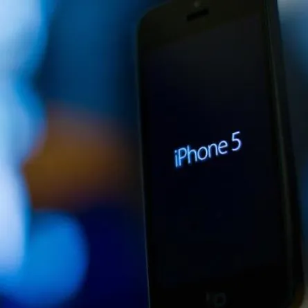 "آيفون 5" رسميا في السعودية.. والشركات توحد السعر