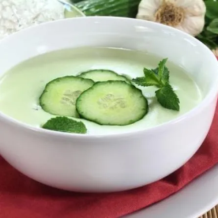 شوربة الخضر المزيّنة بالخيار