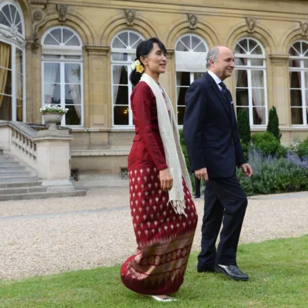 "أونغ سان سوكي" زعيمة على خطى مانديلا والديلاي لاما